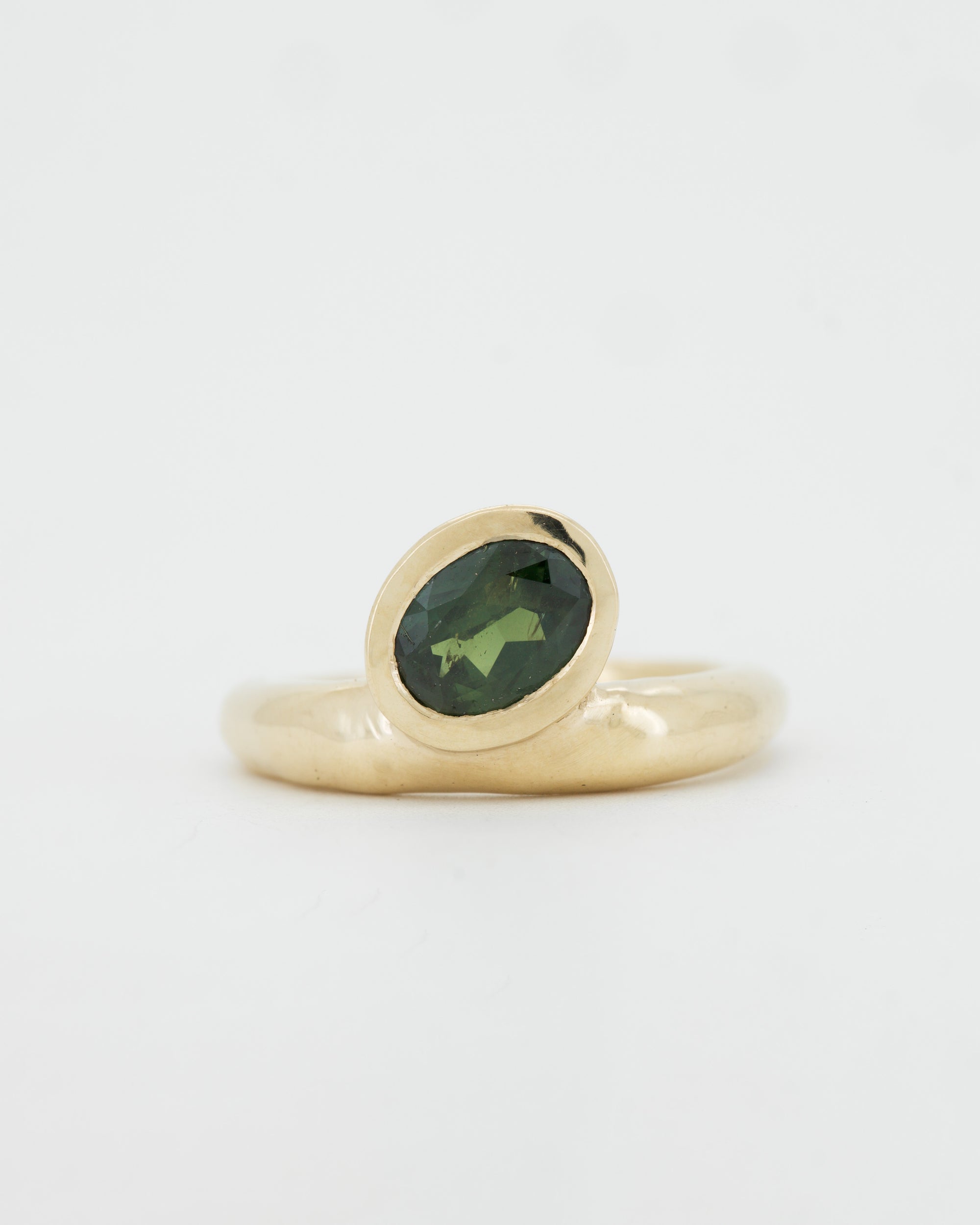 green oval sapphire + 9ct yellow gold slender nuque