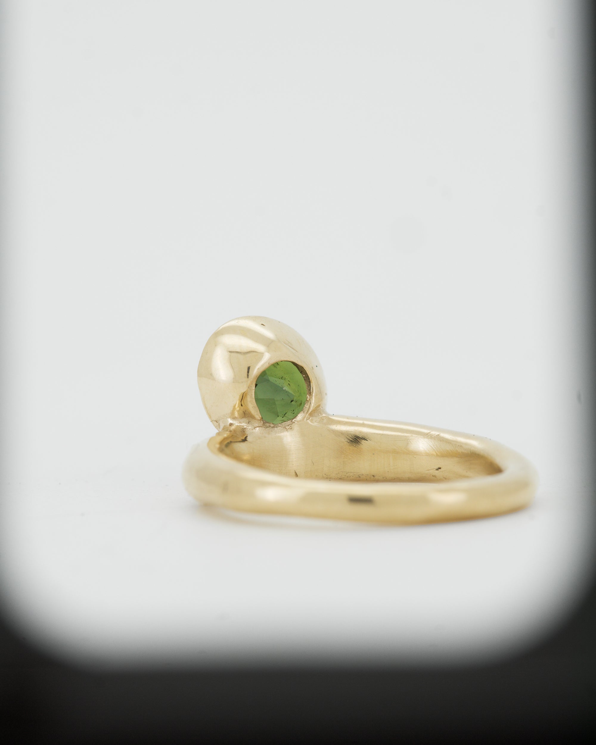 green oval sapphire + 9ct yellow gold slender nuque