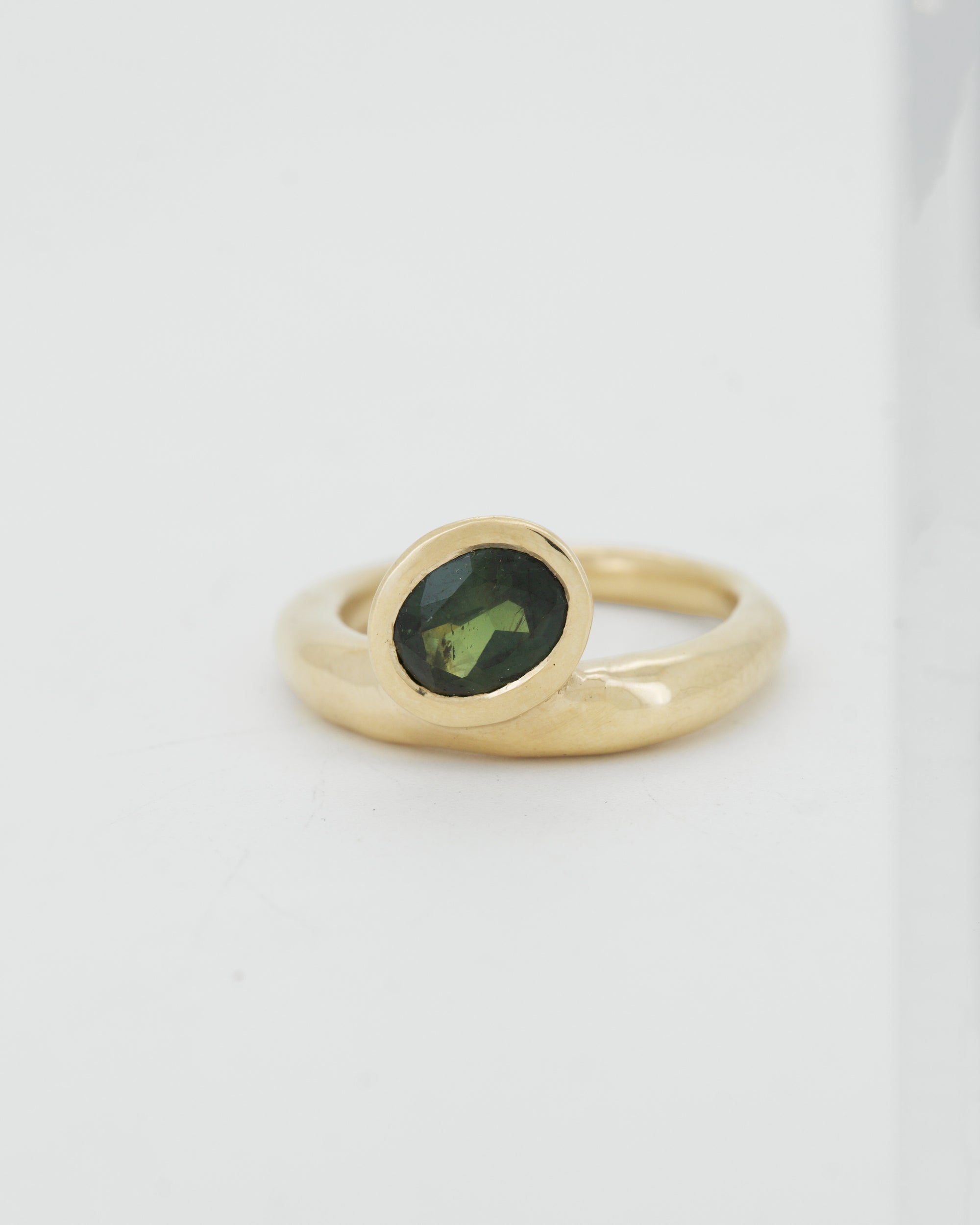 green oval sapphire + 9ct yellow gold slender nuque