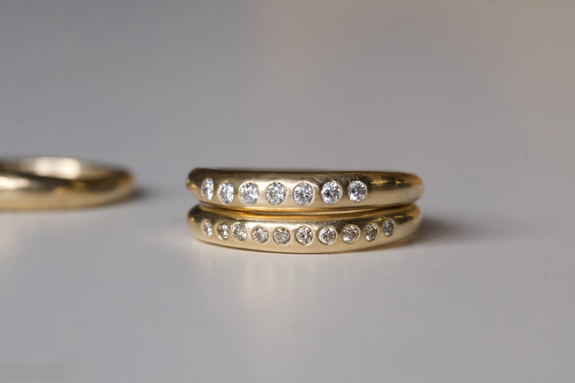 Solid 9ct gold slender Nuque + champagne diamonds - ready-to-send
