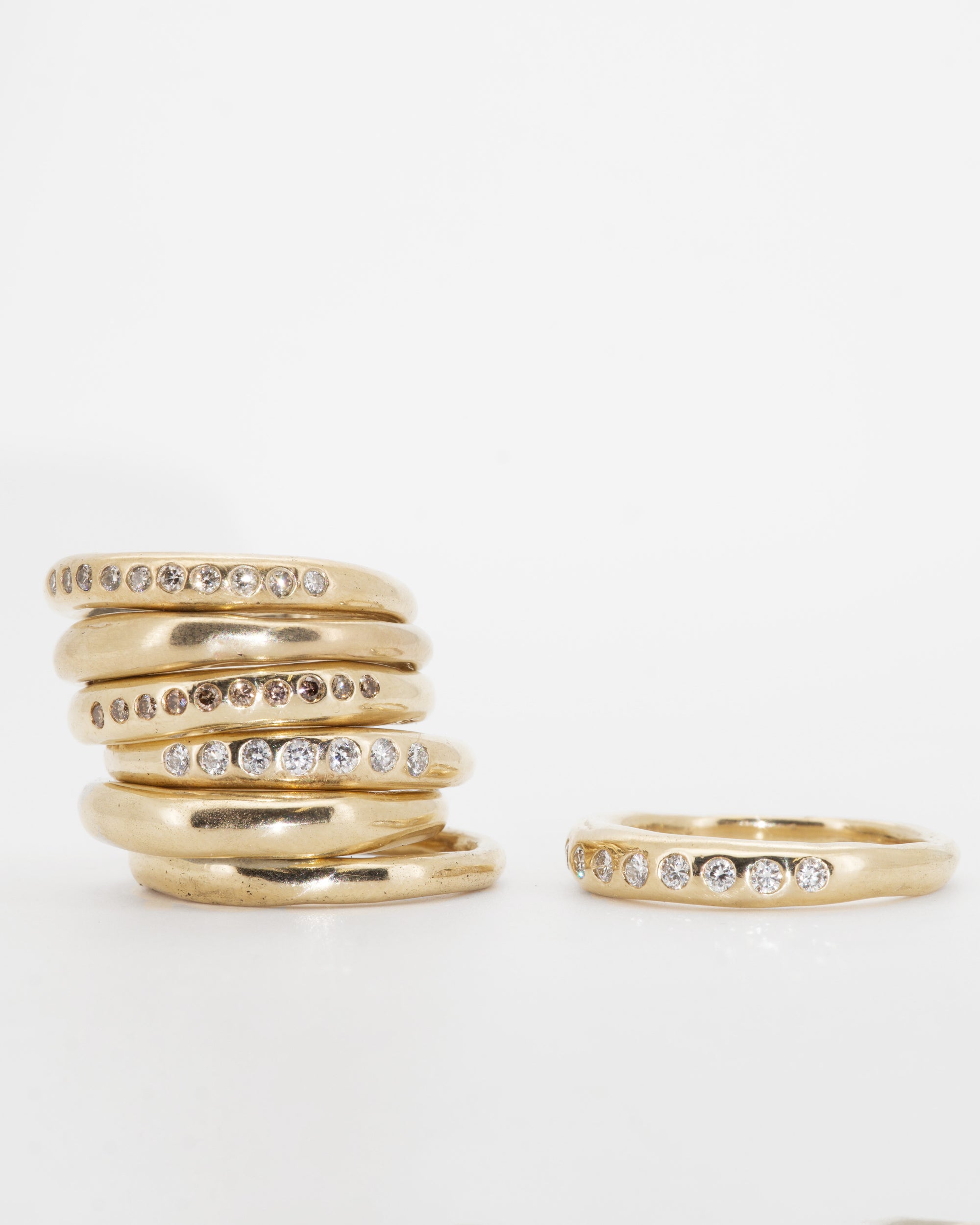 Solid 9ct gold slender Nuque + champagne diamonds - ready-to-send