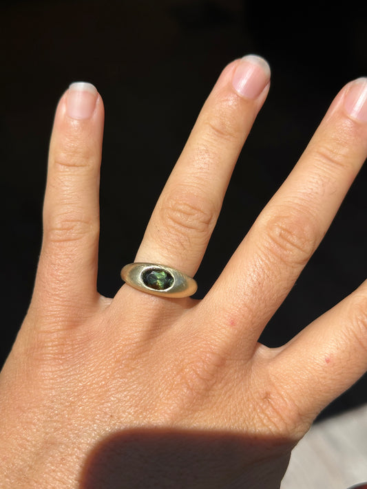 Nuque + green oval sapphire