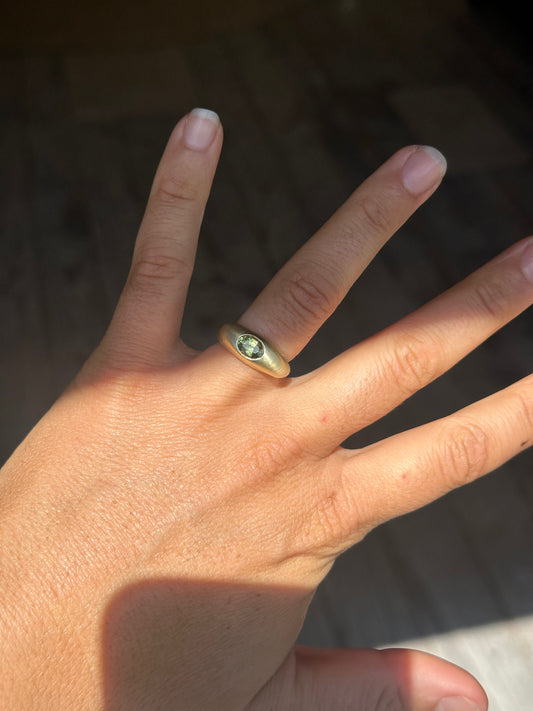 Nuque + yellow oval sapphire