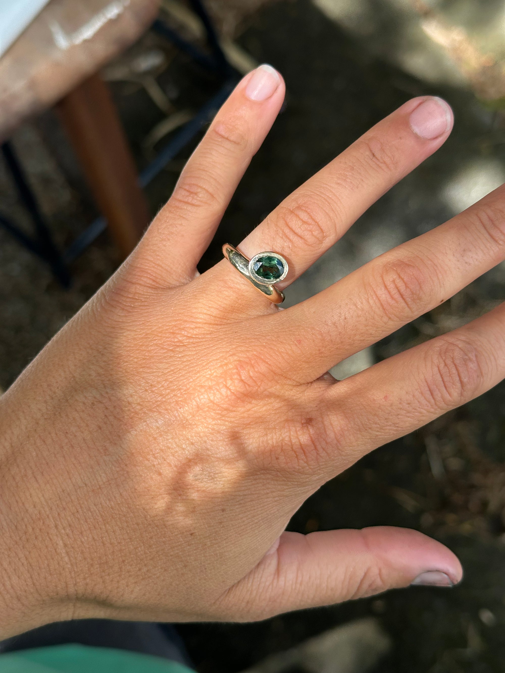 green oval sapphire + 9ct yellow gold slender nuque