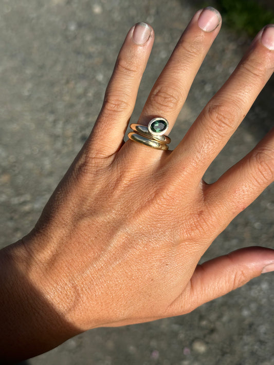 green oval sapphire + 9ct yellow gold slender nuque