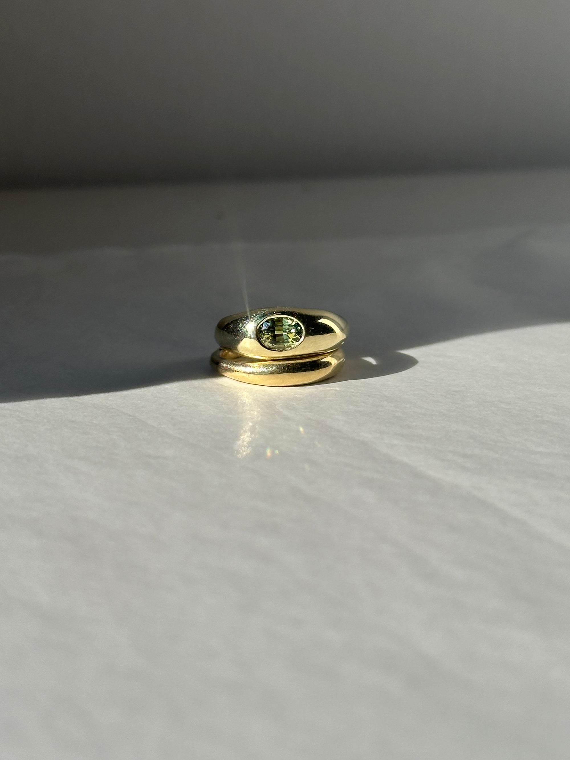 Nuque + yellow oval sapphire
