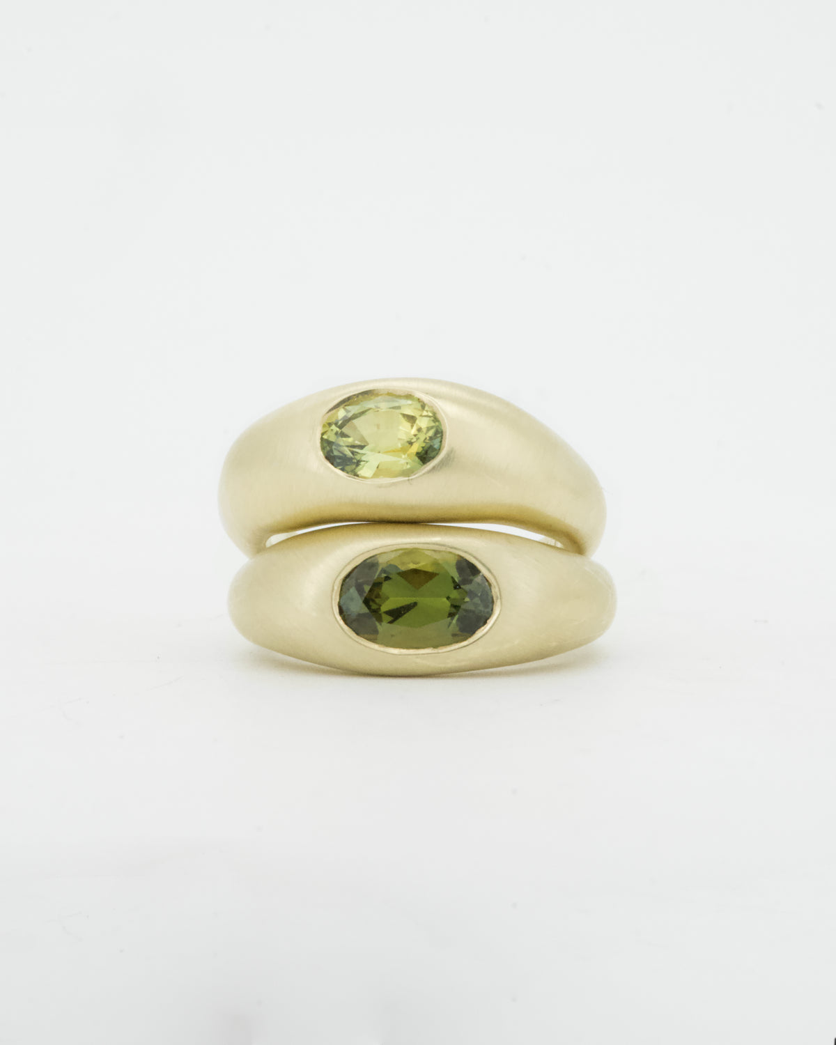 Nuque + yellow oval sapphire