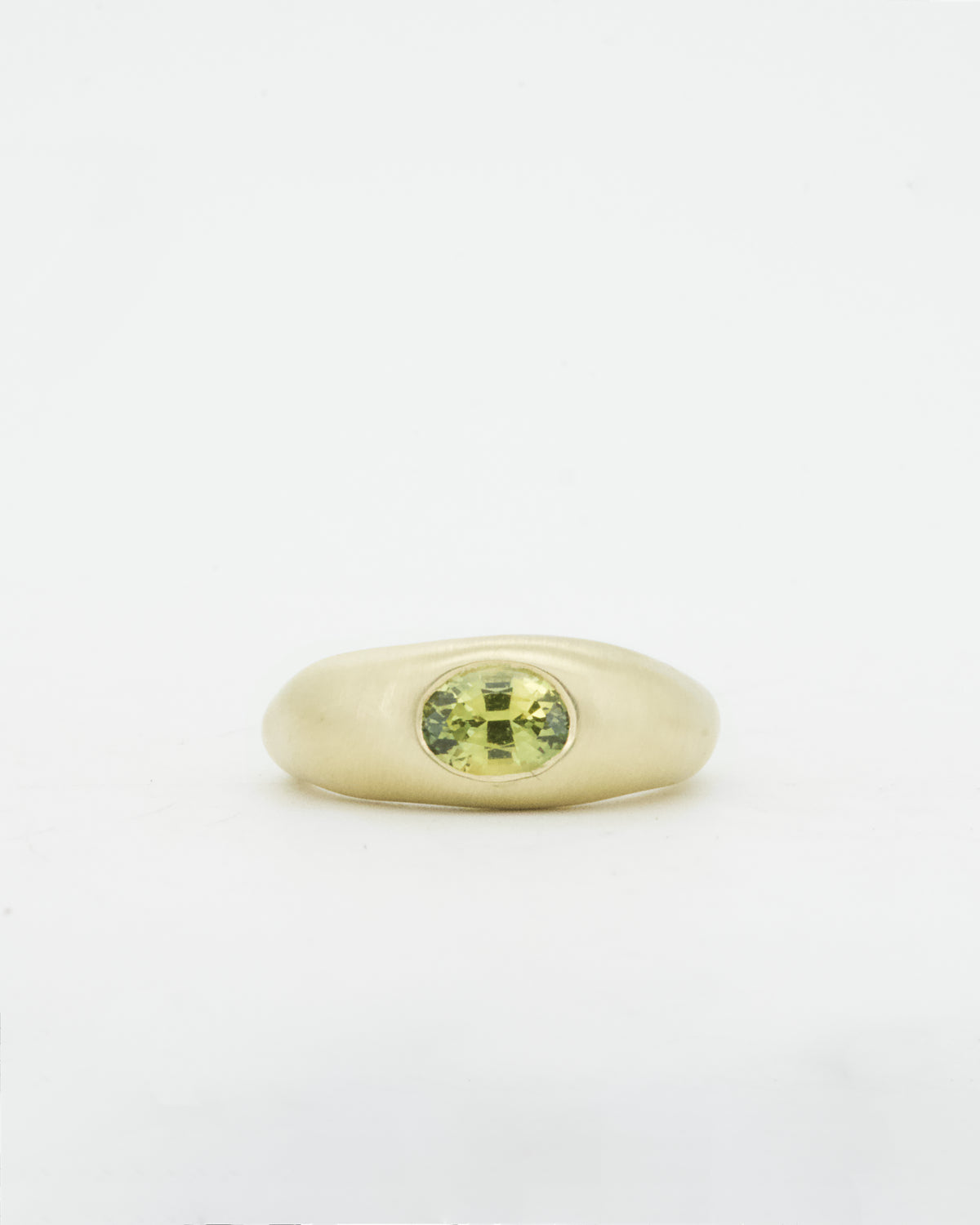 Nuque + yellow oval sapphire