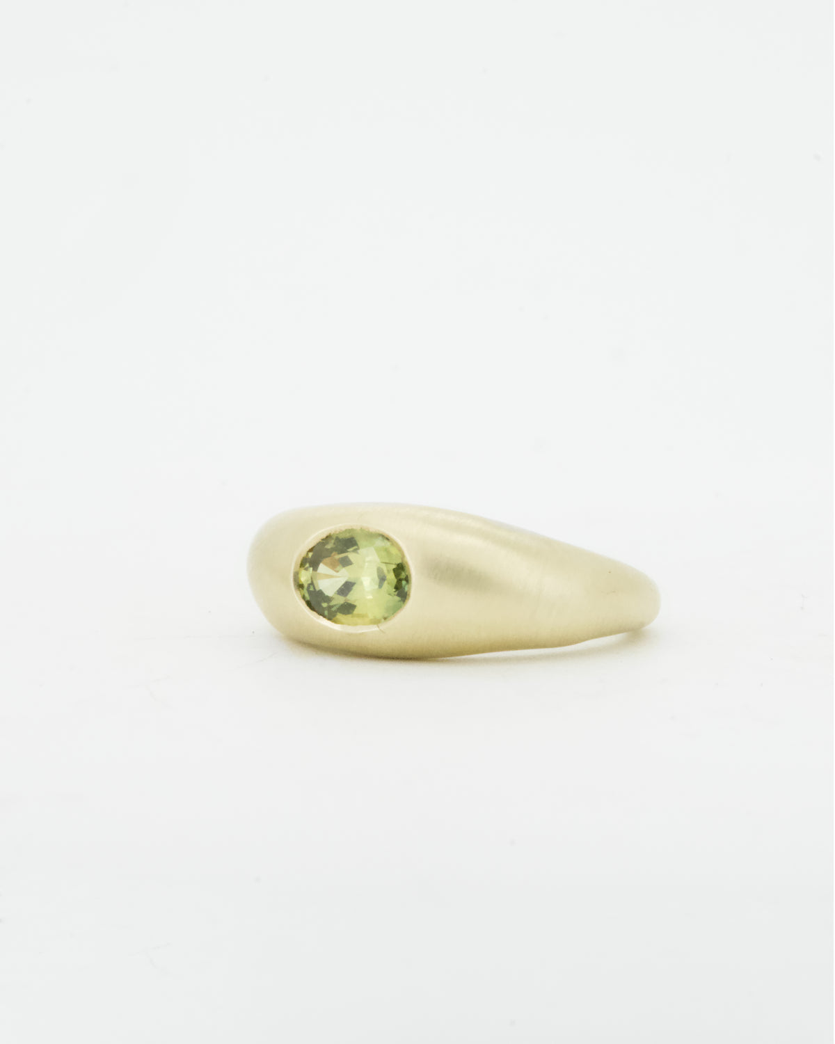 Nuque + yellow oval sapphire