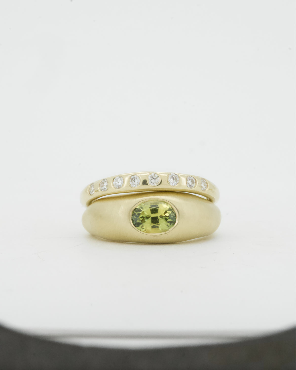Nuque + yellow oval sapphire